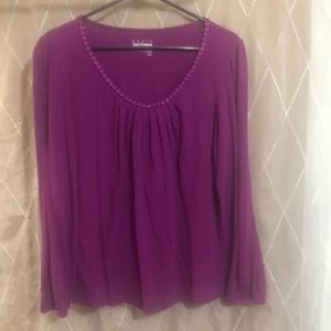 Cute long sleeve tee with detail neck trim